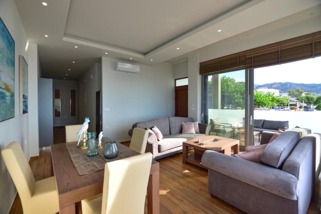Gonis Grand Luxury Suite Palaiochora Exteriör bild